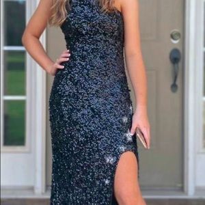 2022 Sherry Hill Size 2 Black sequined dress with silver stars on the front.